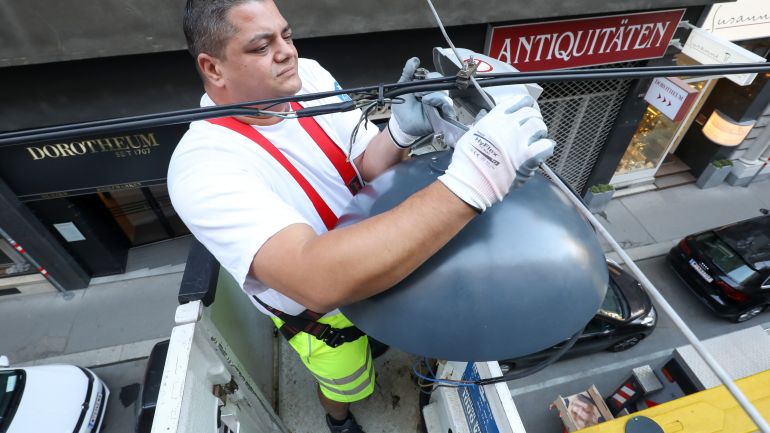 copyright: Christian Fürthner/MA 33 Techniker montiert neue Straßenleuchte