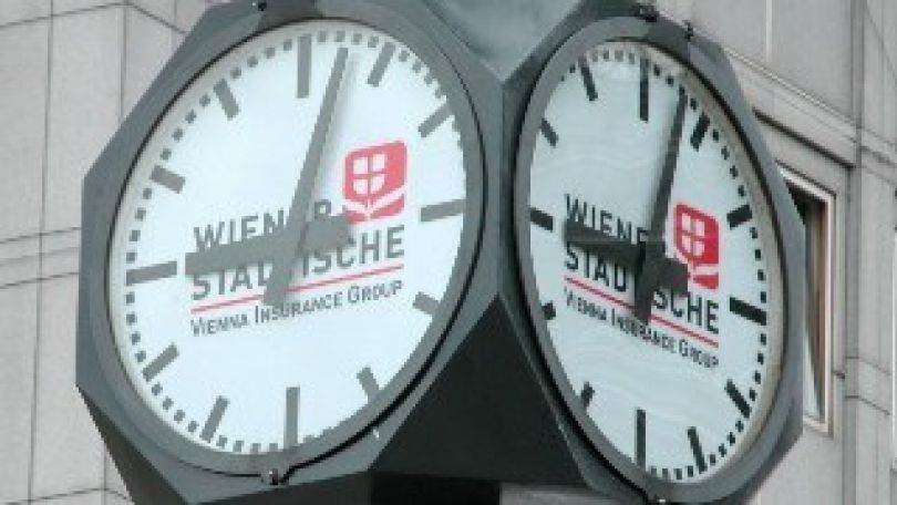 Große, würfelförmige Uhr im öffentlichen Raum mit Ziffernblatt auf 4 Seiten