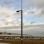 Hoher Lichtmast mit zwei Leuchten
