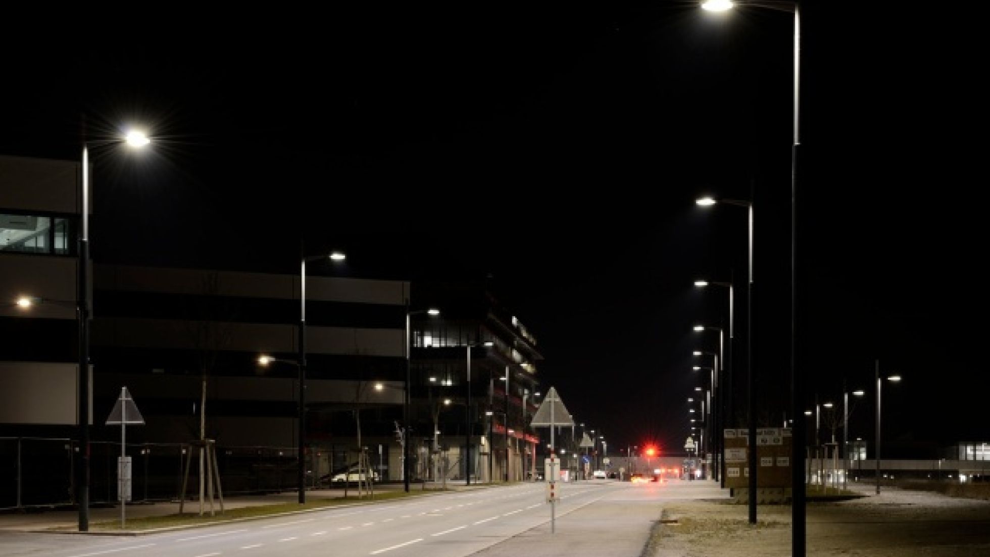 Straße in der Seestadt bei Nacht, LED-Leuchten