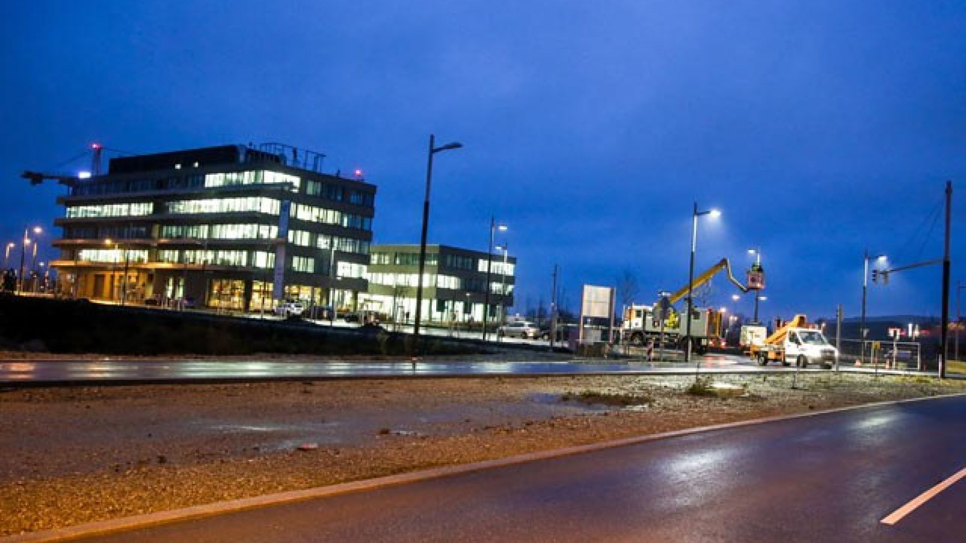 Standardleuchten vor dem aspern IQ bei Dunkelheit
