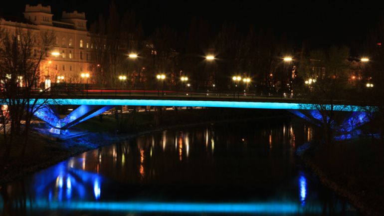copyright: MA 33 Blau beleuchtete Rossauerbrücke bei Nacht