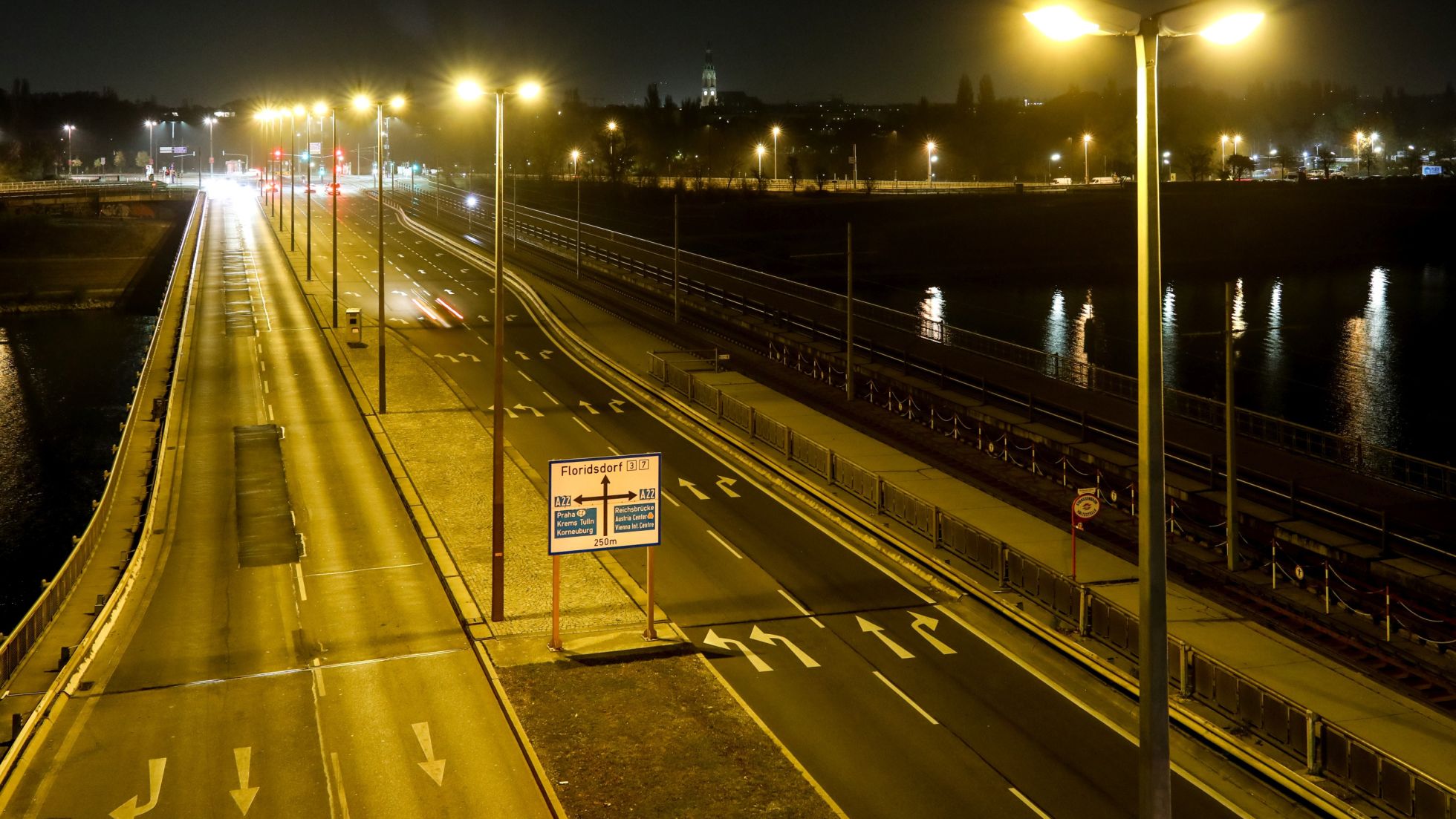 copyright: Wien leuchtet/Christian Fürthner Beleuchtete Brücke