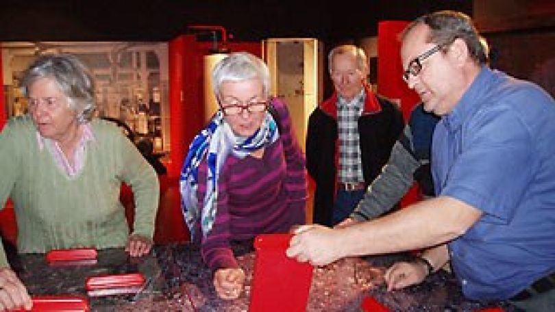Mann zeigt einer Frau ein Ausstellungsstück