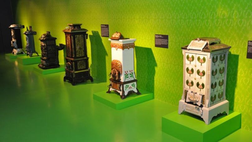 Reihe von Öfen in einem grünen Raum