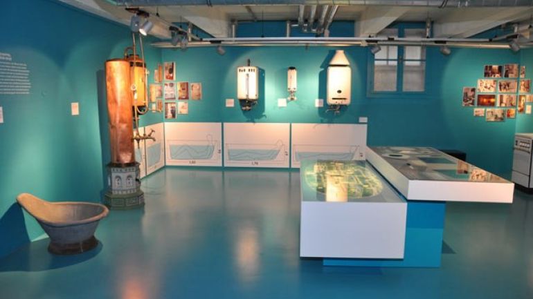 Blauer Ausstellungsraum mit Sitzbadewanne