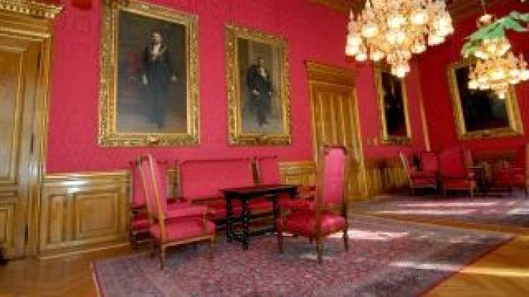 copyright: media wien Tisch und Stühle im Roten Salon