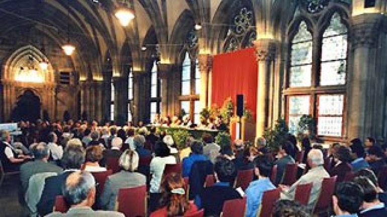 Publikum auf Stühlen in der Volkshalle