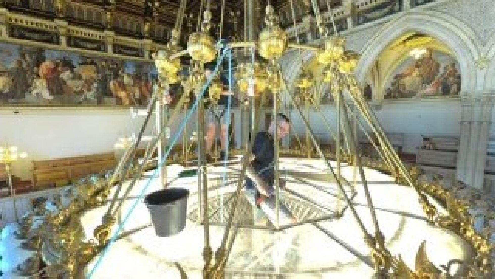 Arbeiten am Luster im Gemeinderatssitzungssaal