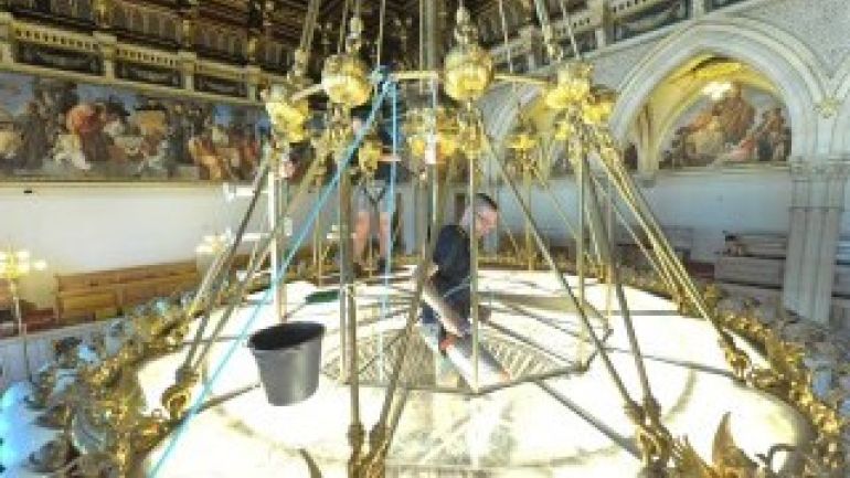 Arbeiten am Luster im Gemeinderatssitzungssaal