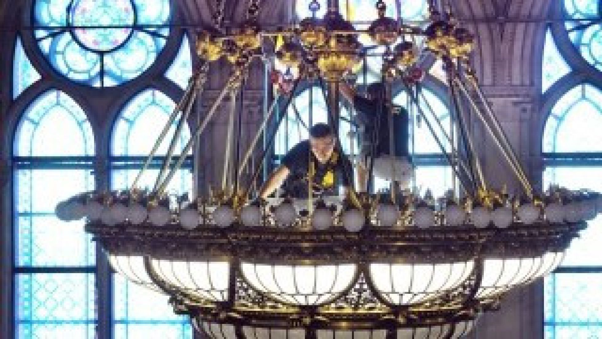 Arbeiten am Luster im Gemeinderatssitzungssaal