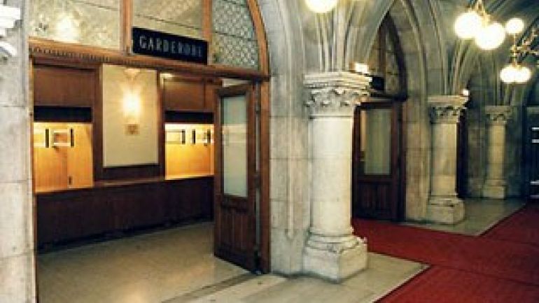 Garderobe bei der Feststiege des Wiener Rathauses