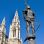 copyright: media wien Rathausturm unter blauem Himmel, im Vordergrund eine Statue von hinten