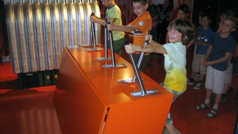 copyright: MA 34 – Bau- und Gebäudemanagement Children trying out a energy producing machine.