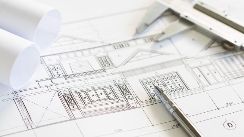 copyright: Pixabay/u_mh2y11m58s Bauplan, darauf liegt ein Kugelschreiber und ein Messschieber