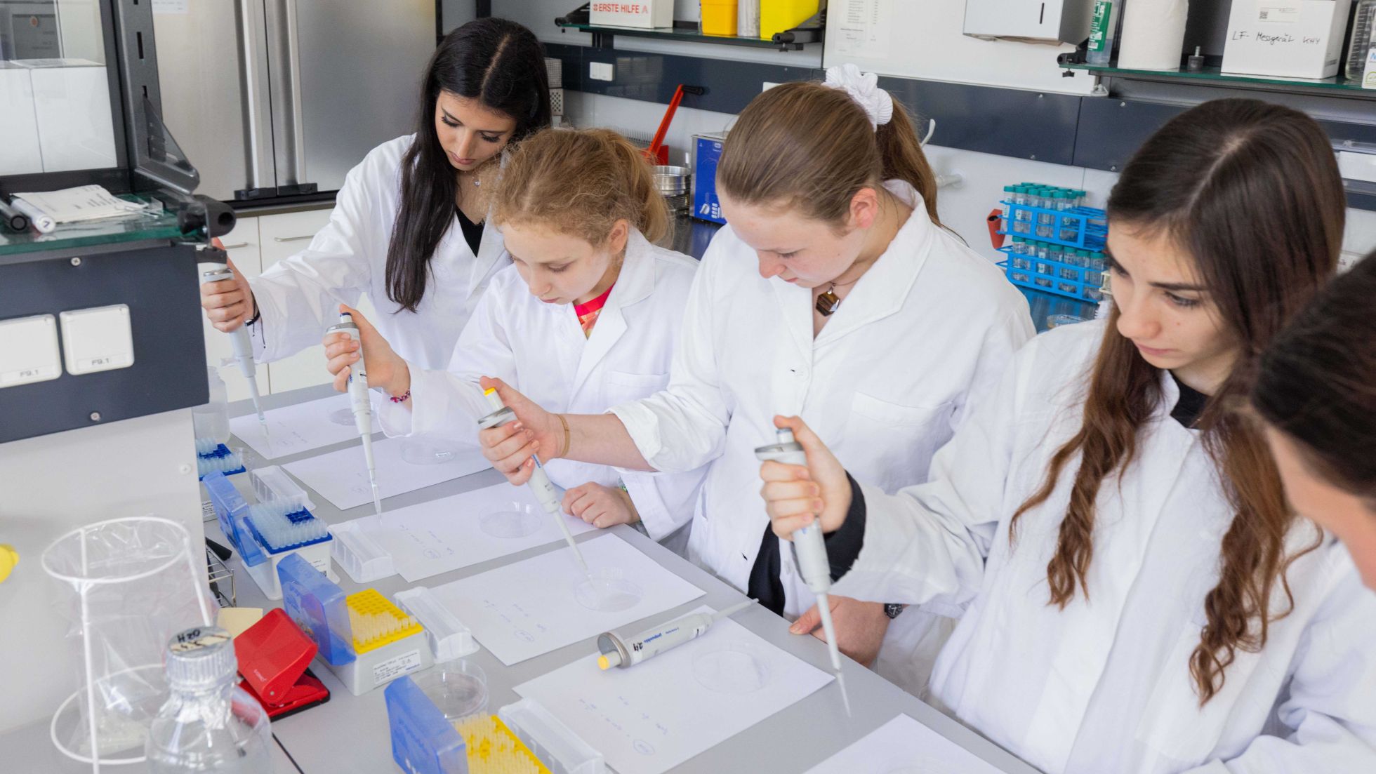 Mädchen experimentieren im Labor