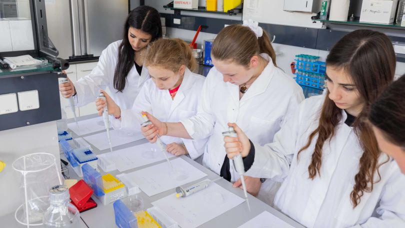 Mädchen experimentieren im Labor