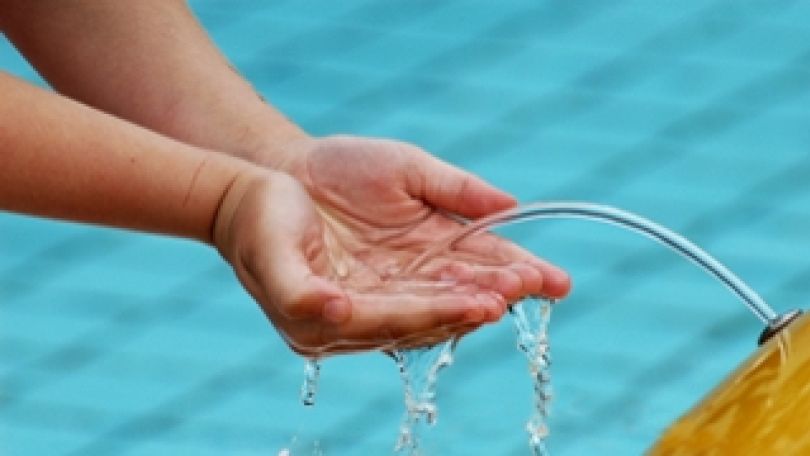 copyright: MA 39 Hände die Wasser auffangen