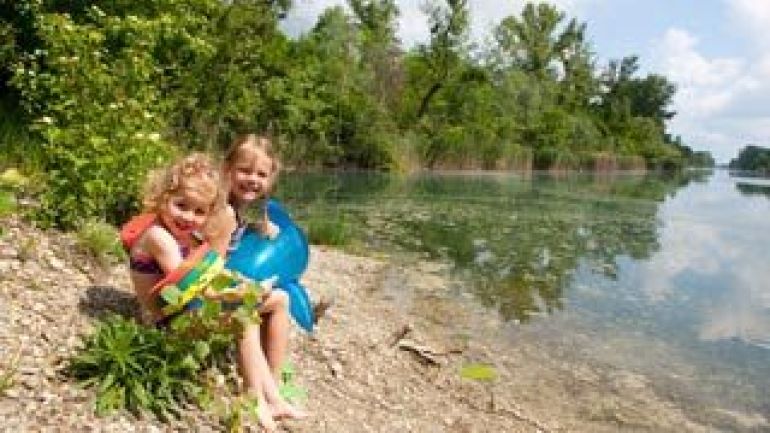 Kinder beim Donau-Oder-Kanal