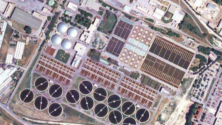 Luftbild einer Großkläranlage