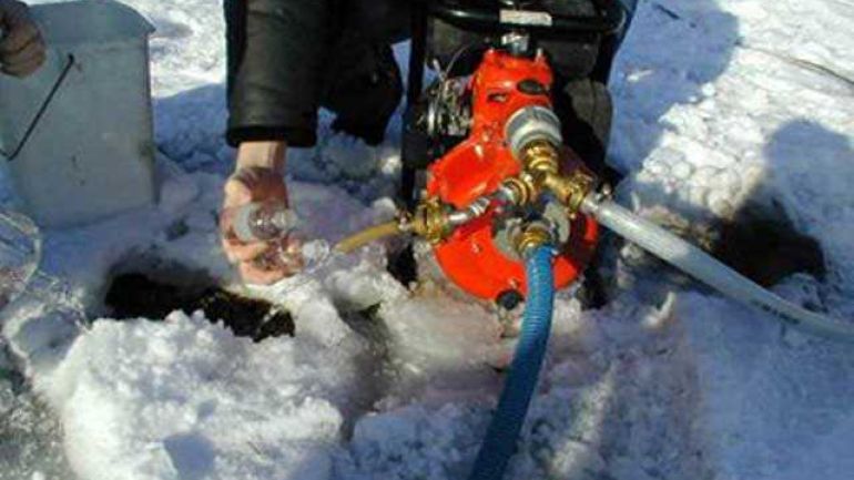 Experte entnimmt Grundwasser