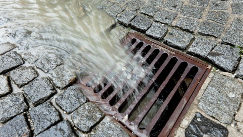 copyright: BilderBox.com Regenwasser fließt über Kopfsteinpflaster über in Kanal