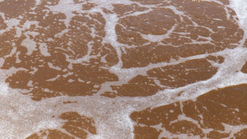 copyright: Pixabay/katrinaalexis Detailaufnahme von bräunlichem, schäumendem Abwasser
