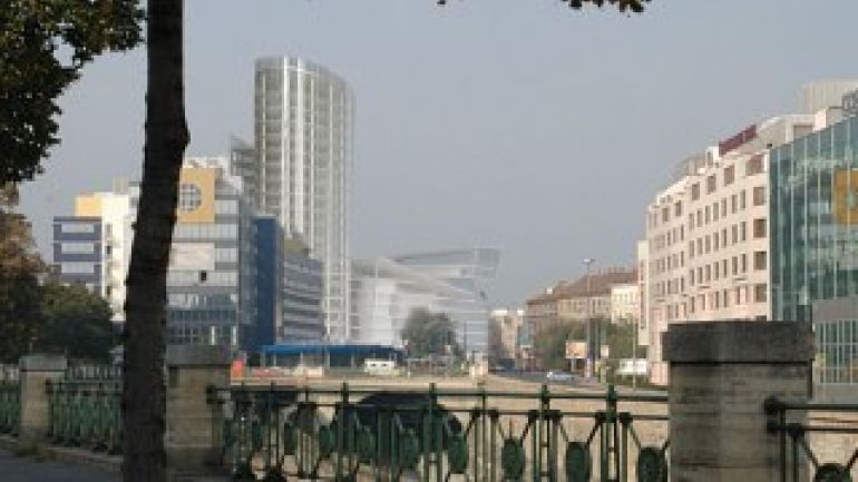 Fotomontage für ein geplantes Hochhaus im Umfeld von Schloss Schönbrunn - Gegenüberstellung des Ist-Zustandes zum geplanten Bauprojekt
