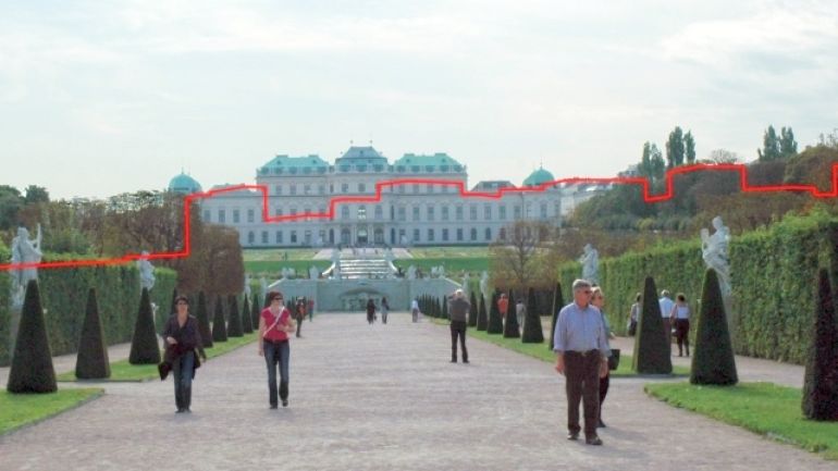 Ausschnitt aus einer Fotomontage mit einer als roten Linie dargestellten Skyline geplanter Bauprojekte im Gebiet des Hauptbahnhofes vom Bereich Unteres Belvedere Richtung Oberes Belvedere aus gesehen.