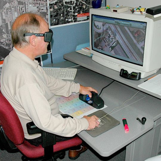 copyright: Stadtvermessung Wien Mitarbeiter bei der Arbeit am digitalen Luftbildauswertegerät