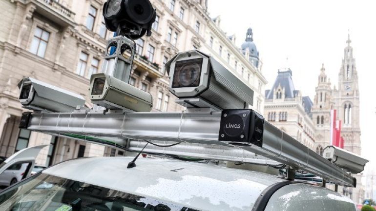 copyright: MA 41 Stadtvermessung Dach eines Fahrzeugs, darauf montierter Träger mit Kameras