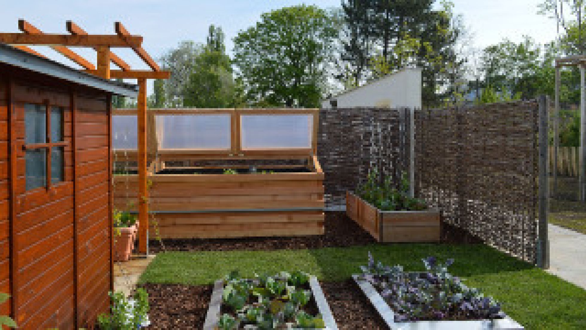 Kleiner Garten mit Hochbeeten