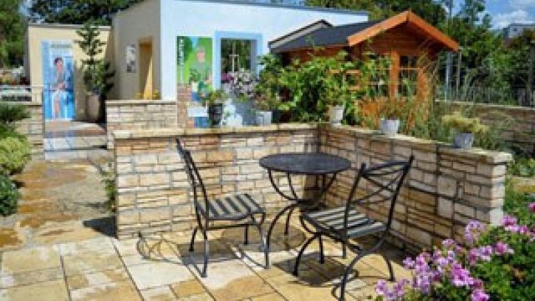 copyright: Wiener Stadtgärten Sitzmöbel von Gärten umgeben