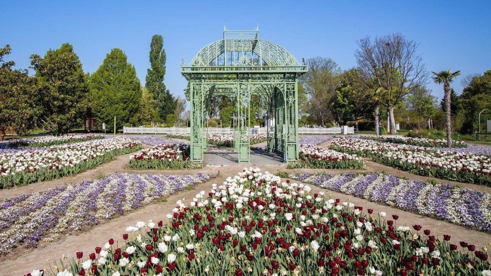 copyright: Wiener Stadtgärten/Matern Pavillon, davor Blumenbeete