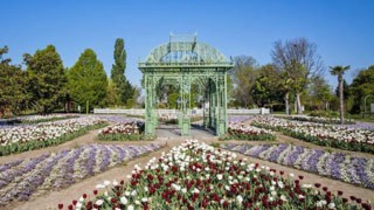 Pavillon, davor Blumenbeete