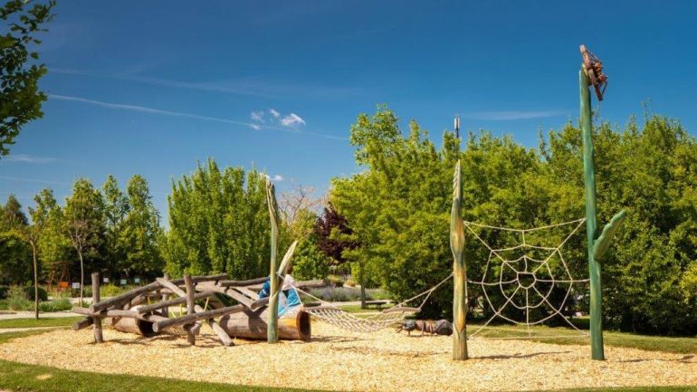 Kletternetze und Baumstämme auf einem Spielplatz