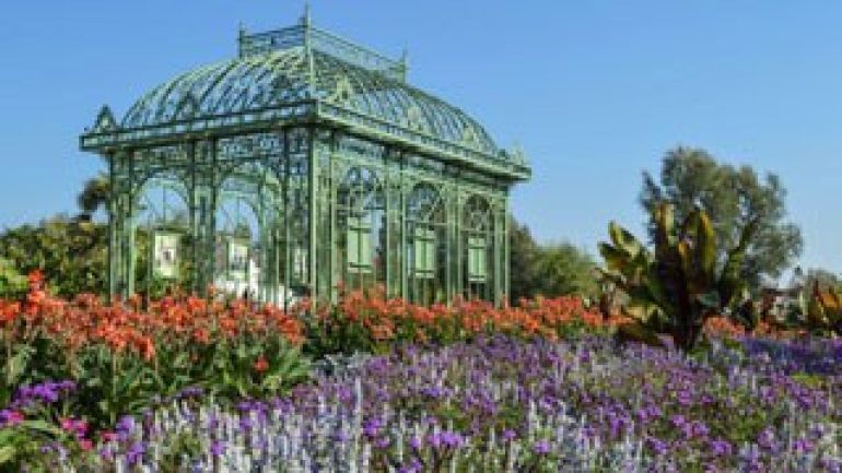 copyright: Wiener Stadtgärten/Papp Palmenhaus, davor ein Blumenbeet