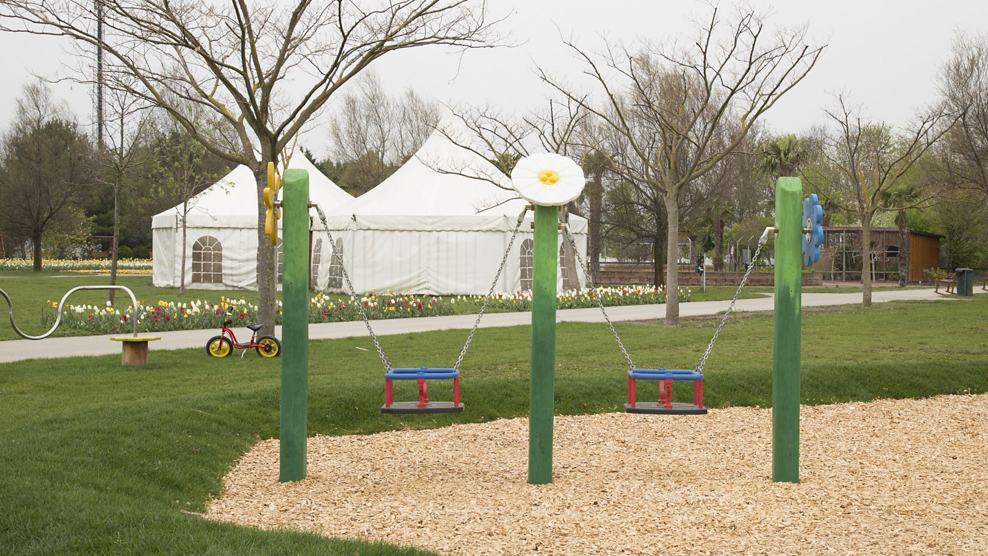 copyright: Ulrike Wieser Schaukeln auf einem Spielplatz