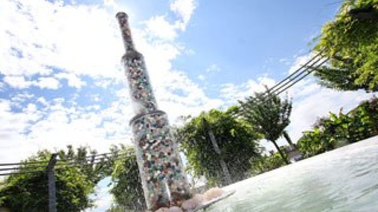 Brunnen mit bunten Steinen