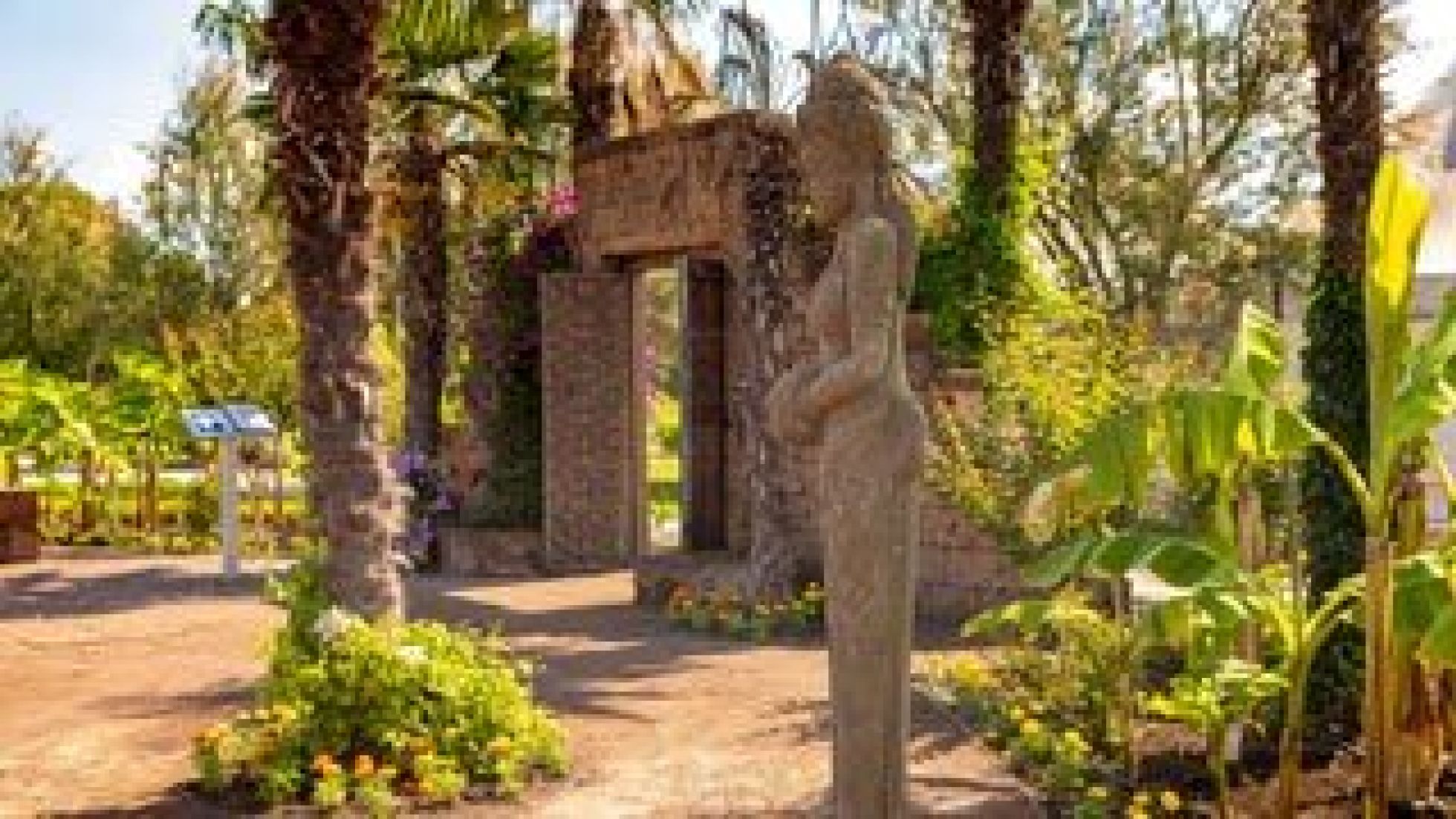 Indische Statue in einem Garten