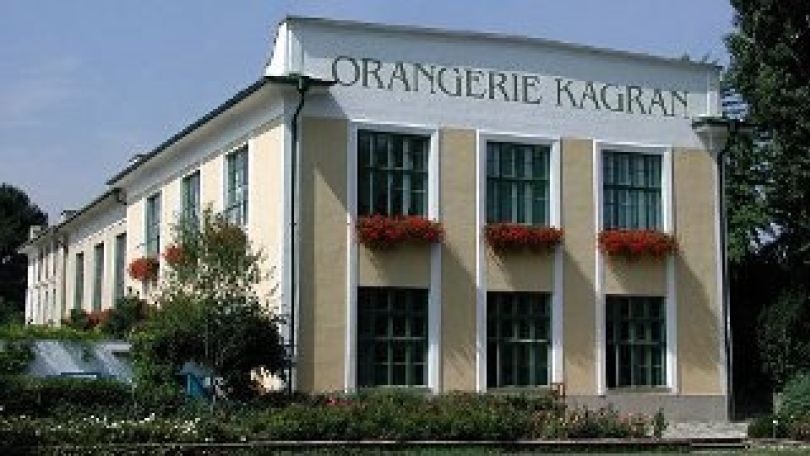 copyright: MA 42 Gelb-weißes Gebäude mit Aufschrift Orangerie Kagran