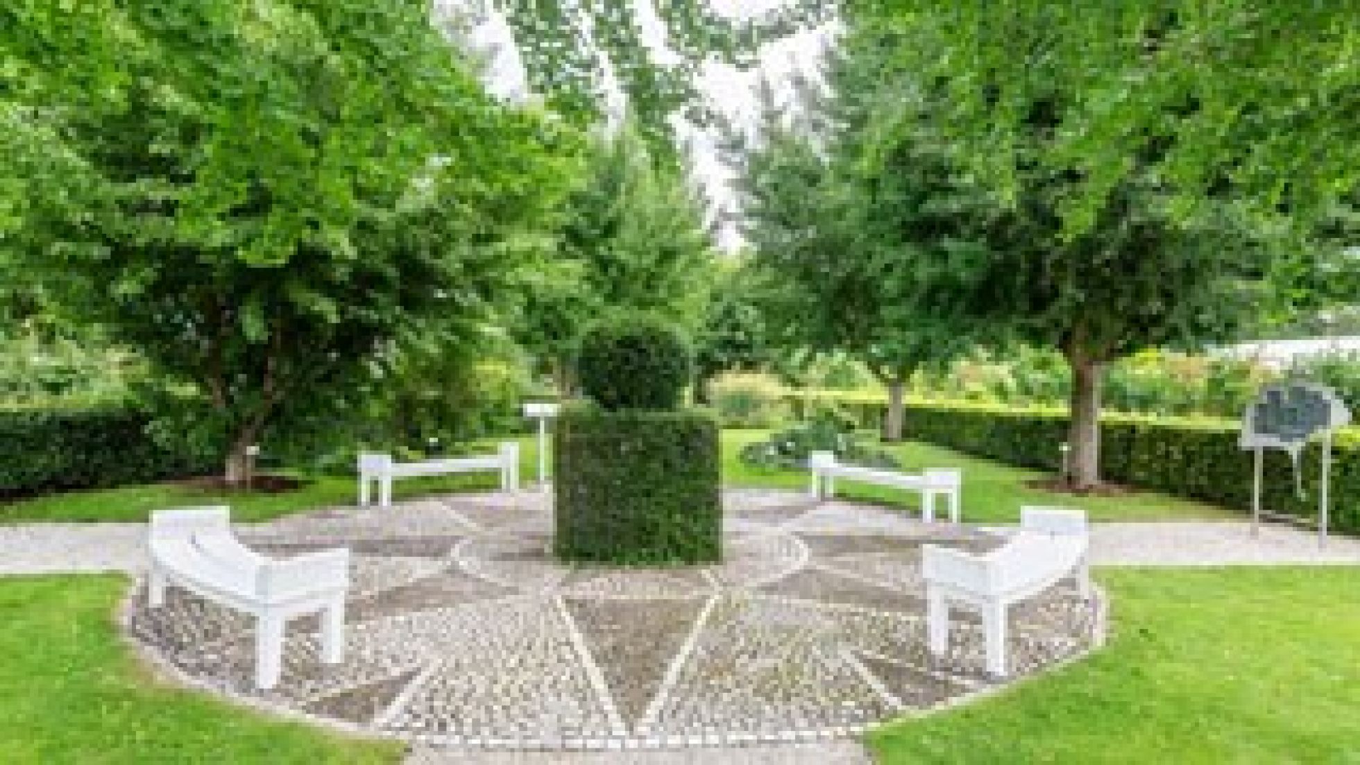 Sitzbänke in einer Gartenanlage