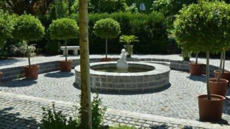 Gepflasterter abgesenkter Bereich in einem Garten