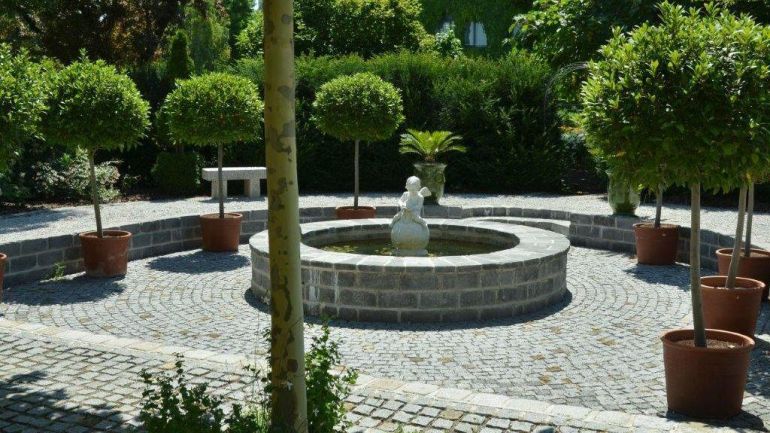 Gepflasterter abgesenkter Bereich in einem Garten