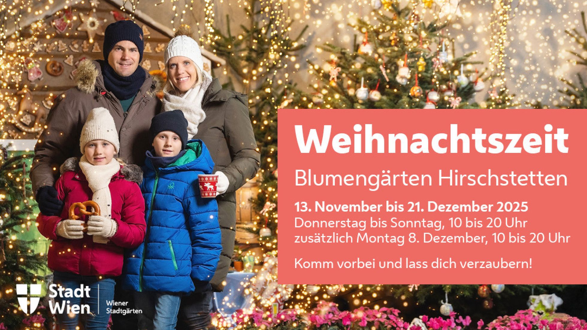 2 Kinder, eine Frau und ein Mann stehen vor geschmückten Christbäumen und Weihnachtsdekoration.