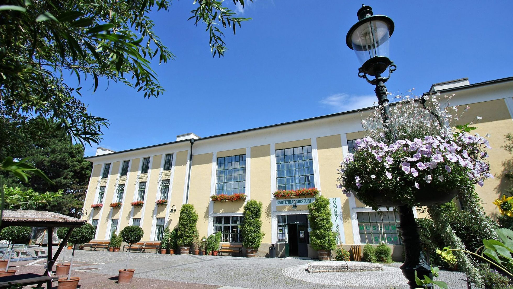 Platz vor dem Gartenbaumuseum und Eingang zum Museum.