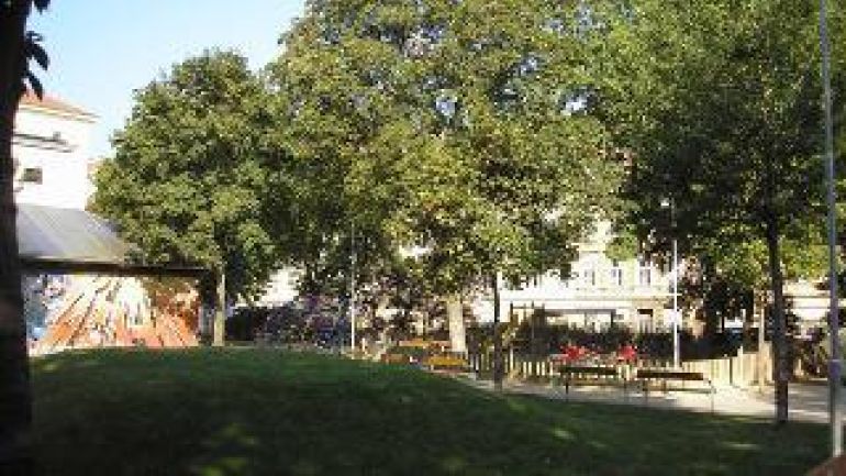 copyright: MA 42 Grashügel, dahinter Bänke und Bäume