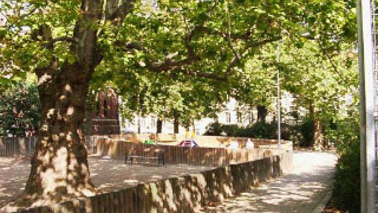 Spielplatz durch Palisaden eingegrenzt