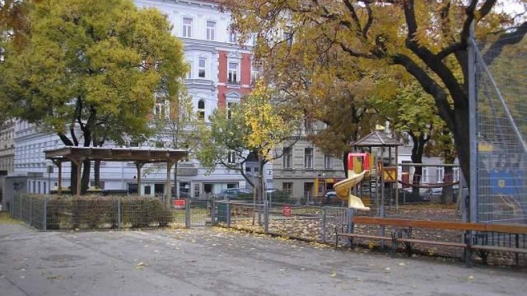 Spielplatz mit diversen Spielgeräten