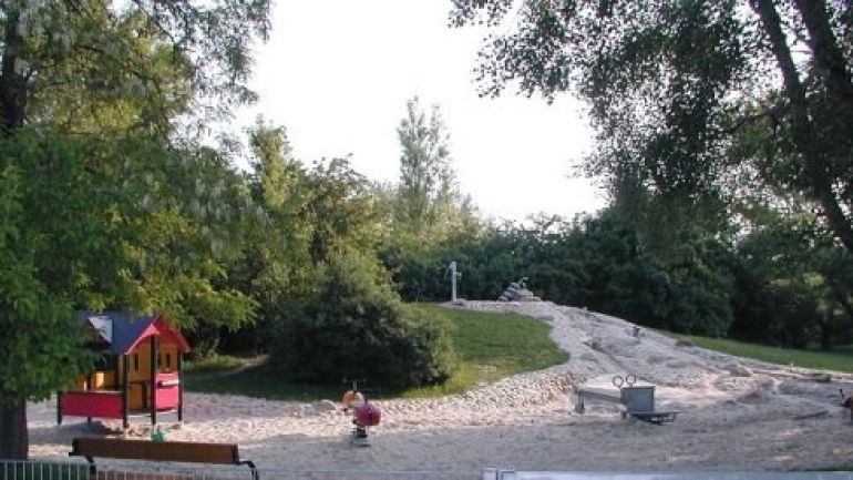 Sandweg und Spielgeräte am großen Wasserspielplatz